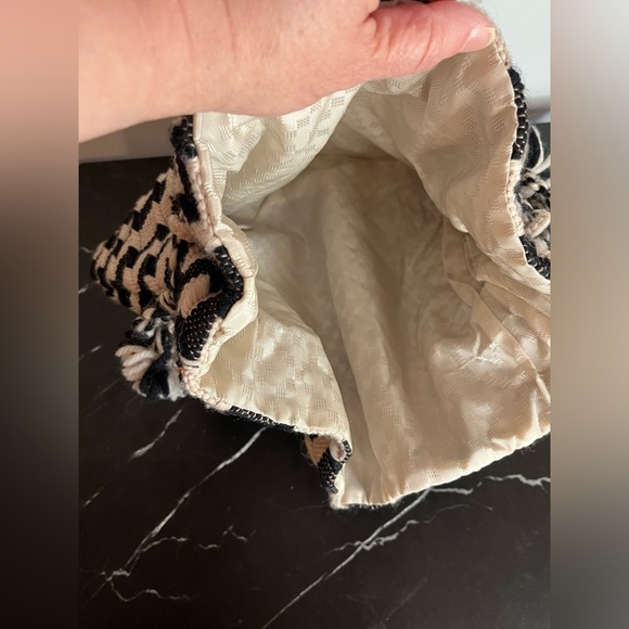 Beautiful Woven Drawstring Lined Bag Cream & Black Diagonal Stripes with Tassles - Picture 7 of 8